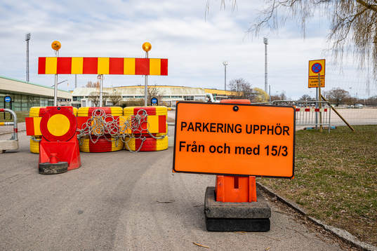 Förbudsskyltar vid entrén till parkeringsplatsen utanför