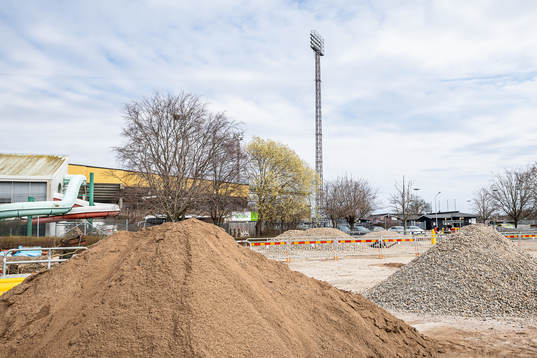 Grushögar vid entrén till parkeringsplatsen utanför