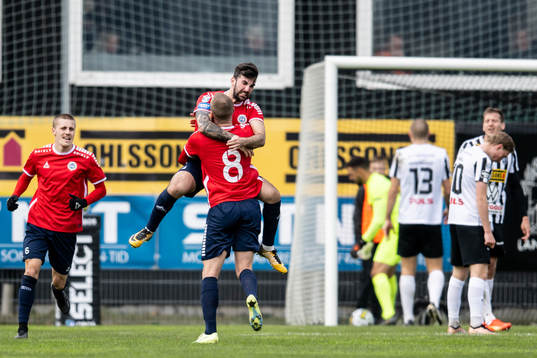 Utsiktens Allan Mohideen jublar med Alexander Faltsetas