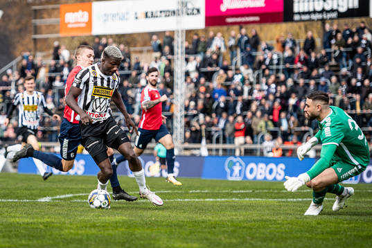 Landskronas Ousmane Diawara mot Utsiktens Elias Hadaya