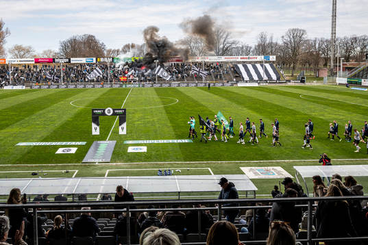 Spelarna gör entré till fotbollsmatchen i Superettan