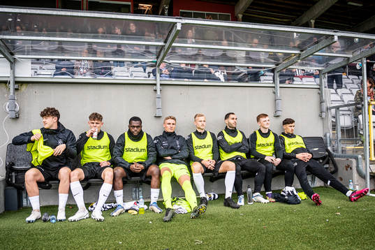Landskronas avbytarbänk med Max Nilsson, Lukas Sunesson,