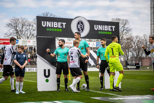 Landskronas spelare hälsar på domarna