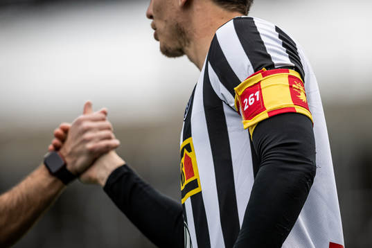 Landskronas Philip Anderssons lagkaptensbindel på armen
