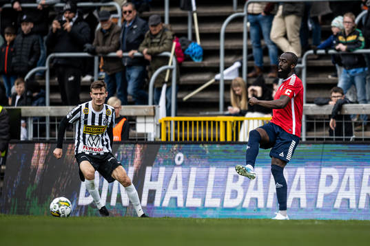 Landskronas Robin Dzabic och Utsiktens Ronald Mukiibi