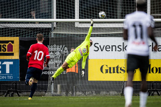 Landskronas målvakt Amr Kaddoura med en räddning