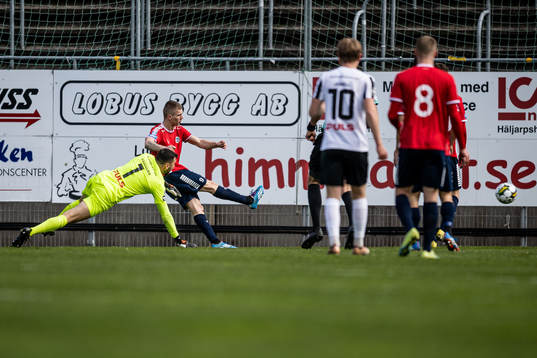 Utsiktens Lucas Hedlund gör 1-2 på Landskronas målvakt