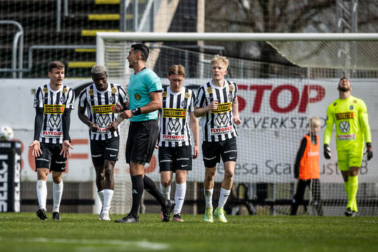 Landskronas Robin Dzabic reagerar mot domaren