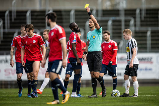 Utsiktens Wilhelm Nilsson får gult kort av domare Adi