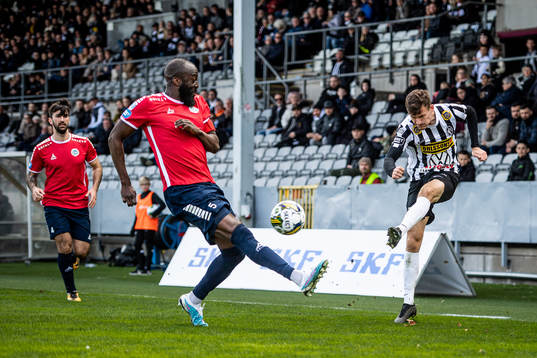Utsiktens Ronald Mukiibi och Landskronas Robin Dzabic