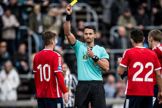 Domare Adi Aganovic ger gult kort till Utsiktens Albin