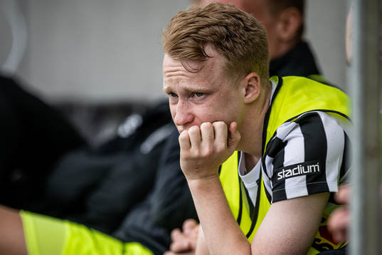 Landskronas David Edvardsson deppar på bänken