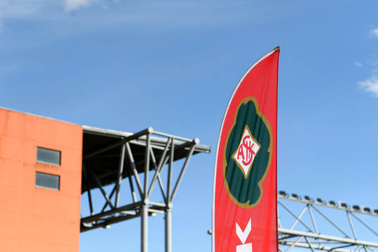 Skövde AIKs klubbmärke på en flagga utanför arenan