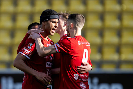 Skövde AIKs Emil Bellander jublar med lagkamrater