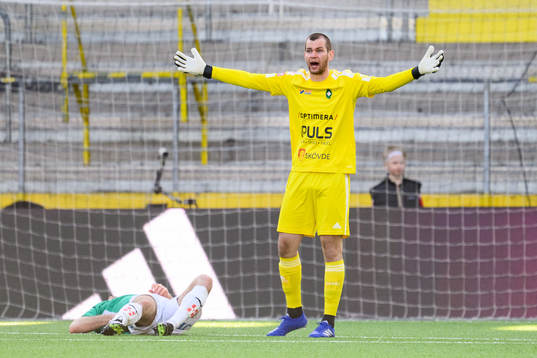 Skövde AIKs målvakt Markus Fröjd reagerar