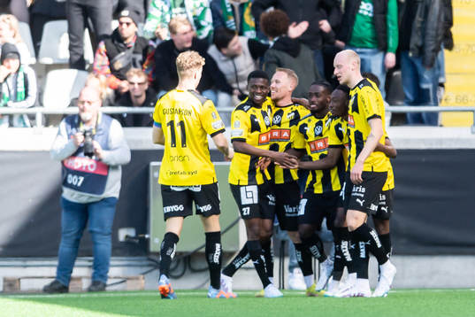 Häckens spelare jublar