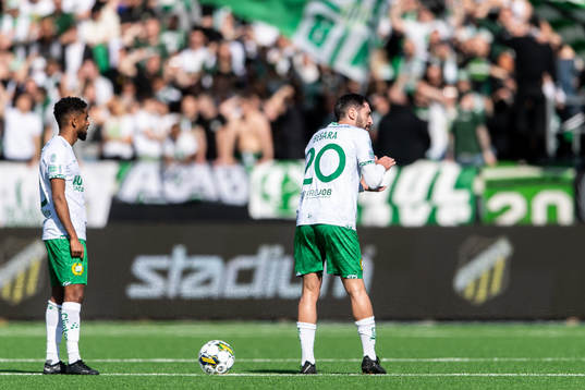 Hammarbys Tesfaldet Tekie och Nahir Besara deppar