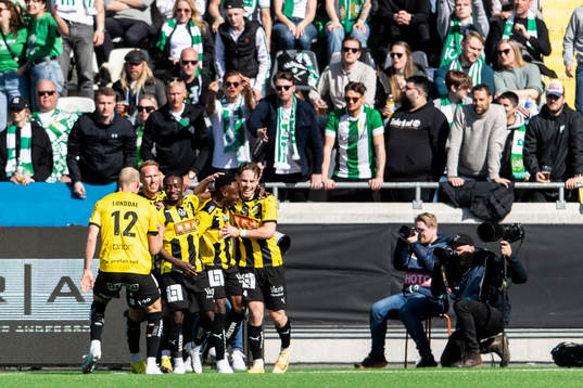 Häckens spelare jublar