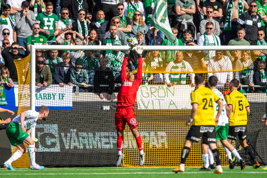 Hammarbys målvakt Oliver Dovin räddar ett skott
