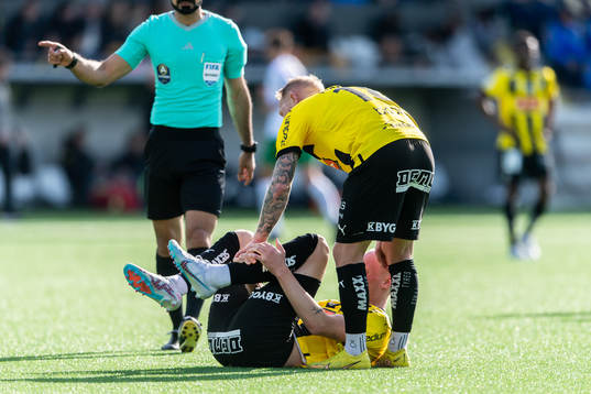 Häckens Valgeir Fridriksson har ontunder fotbollsmatchen i