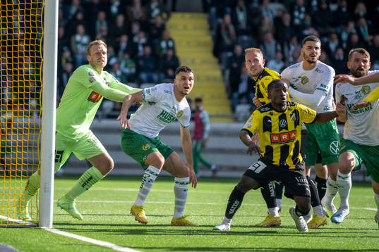 Häckens målvakt Peter Abrahamsson , Hammarbys Abdelrahman