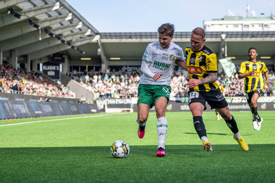 Hammarbys Joel Nilsson och Häckens Mikkel Rygaard Jensen