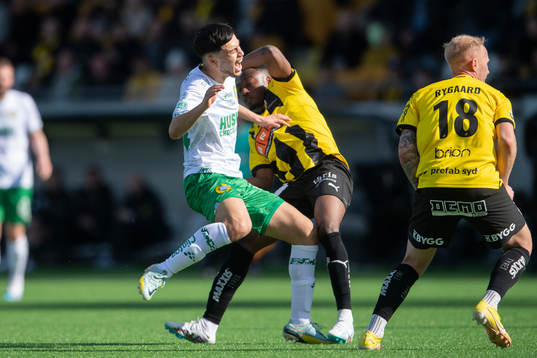 Hammarbys Alper Demirol och Häckens Benie Adama Traore