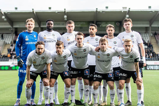 Örebros startelva ställer upp för en lagbild