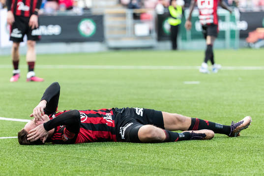 Östersunds Cesar Weilid har ont