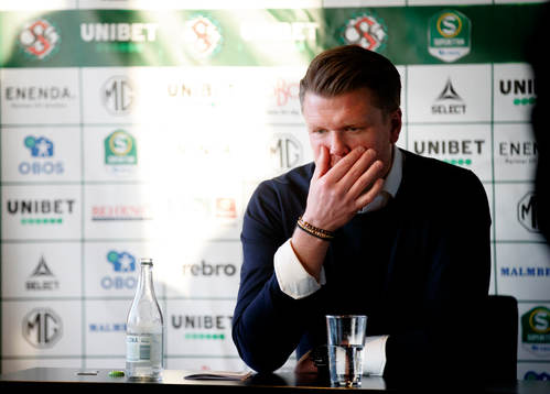 Örebros huvudtränare Christian Järdler på presskonferens