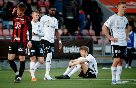 Örebros Nasiru Moro och Niclas Bergmark deppar
