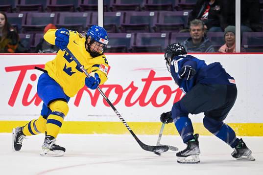 Lina Ljungblom of Sweden and Sini Karjalainen of Finland
