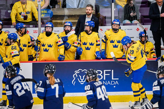 Players and Head coach Ulf Lundberg of Sweden looks dejected