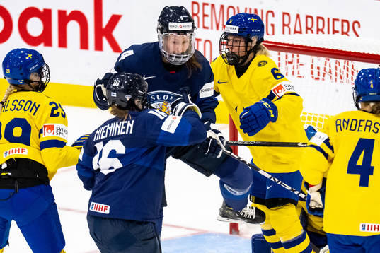 Rosa Lindstedt of Finland and Josefine Holmgren of Sweden