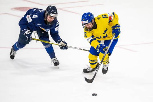 Viivi Vainikka of Finland and Lisa Johansson of Sweden