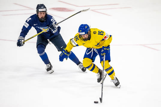 Viivi Vainikka of Finland and Lisa Johansson of Sweden