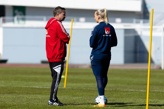 Head coach Peter Gerhardsson of Sweden and Stina