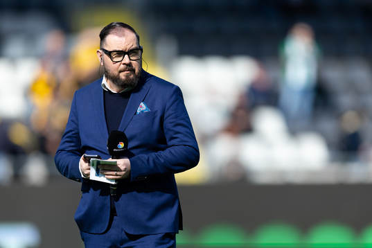 Discovery+ expert Alexander Axén innan fotbollsmatchen i