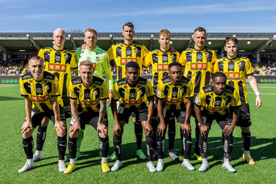 Häckens startelva ställer upp för en lagbild