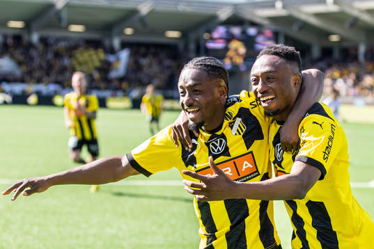 Häckens Benie Adama Traore och Ibrahim Sadiq jublar