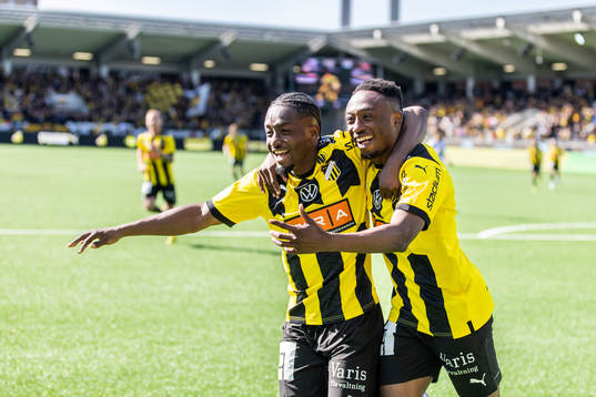 Häckens Benie Adama Traore och Ibrahim Sadiq jublar