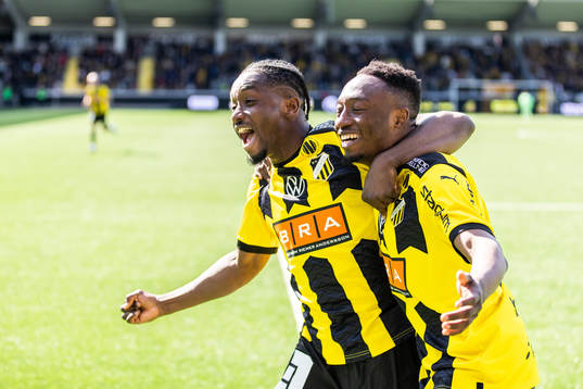 Häckens Benie Adama Traore och Ibrahim Sadiq jublar