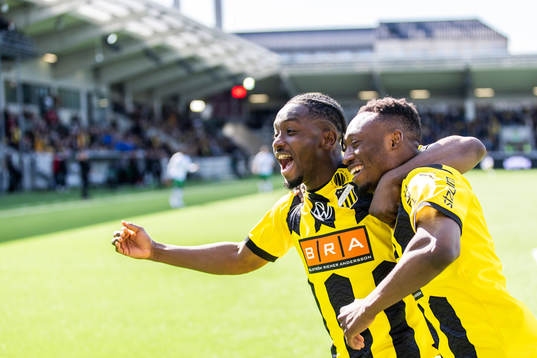 Häckens Benie Adama Traore och Ibrahim Sadiq jublar