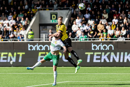 Hammarbys Mads Fenger Nielsen och Häckens Johan Hammar