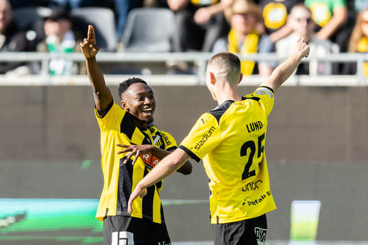 Häckens Benie Adama Traore jublar med Kristoffer Lund