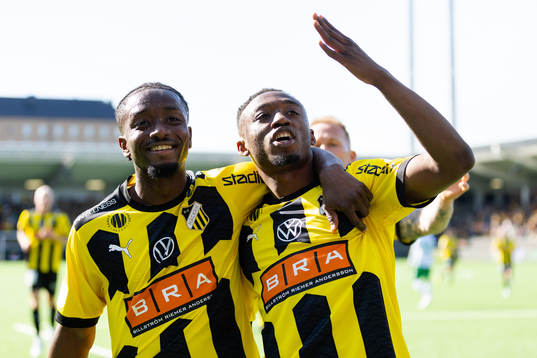 Häckens Benie Adama Traore t.h. jublar