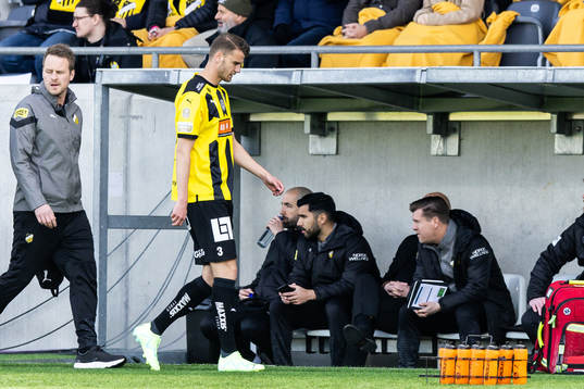Häckens Johan Hammar lämnar planen med skada