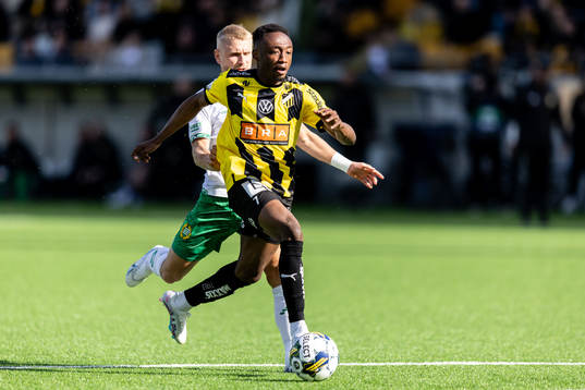 Häckens Benie Adama Traore och Hammarbys Simon Strand