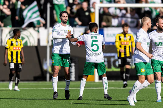 Hammarbys Nahir Besara och Tesfaldet Tekie jublar