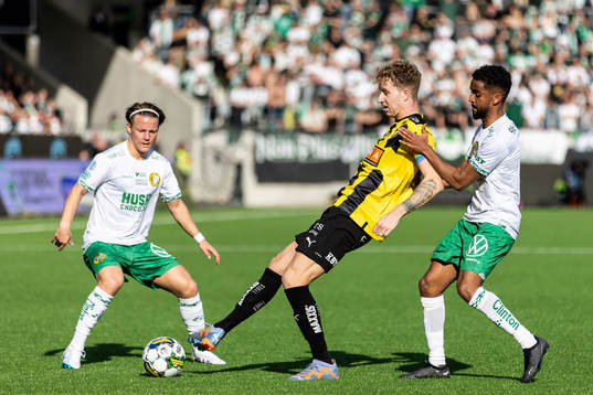 Häckens Samuel Gustafson mot Hammarbys Tesfaldet Tekie
